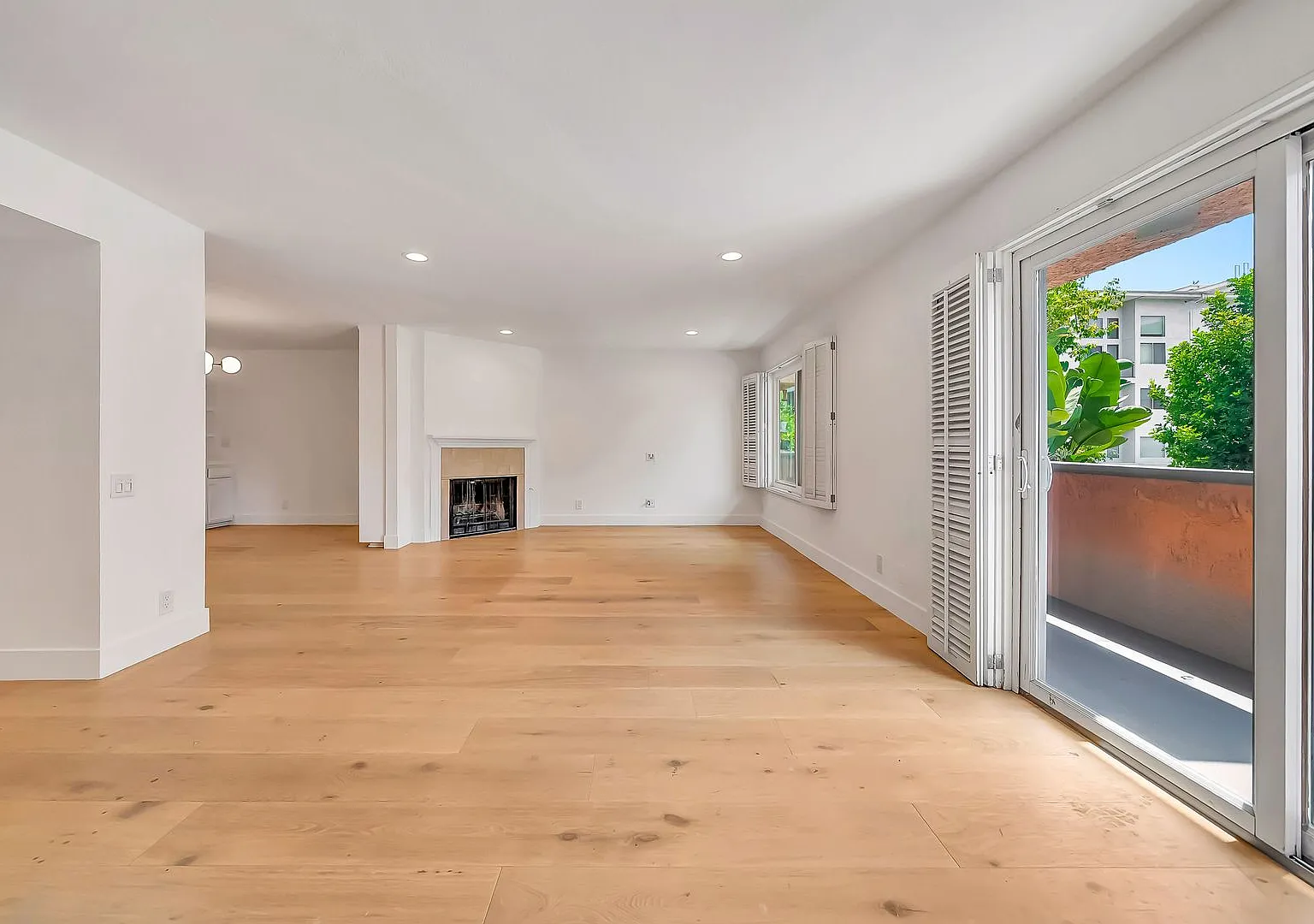 Beautiful 3 Bed | 3 Bath in Prime Studio City — Photo 2