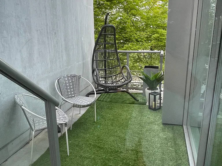 Dunsmuir St — Photo 11