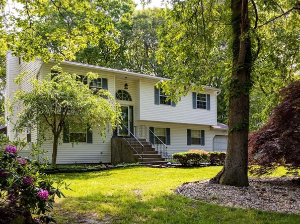 17 Eastbourne Crescent, East Patchogue, NY 11772