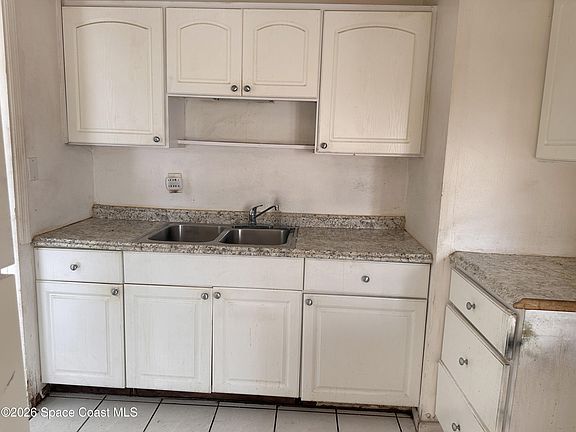 4th image of 340 Schoolhouse Ln