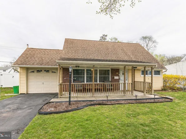 22 Kingapple Ln, Levittown, PA 19055