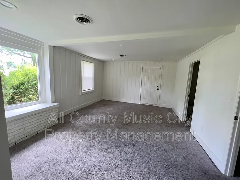 1013 Chadwell Dr — Photo 10
