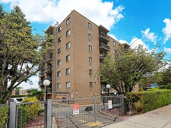 71-49 Metropolitan Ave #3A, Middle Village, NY 11379