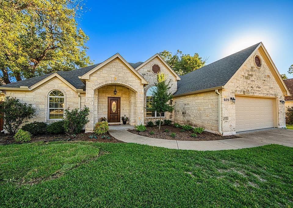 1st image of 609 Persimmon Ct