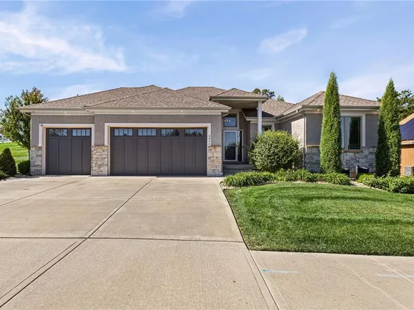 5866 S National Dr, Parkville, MO 64152