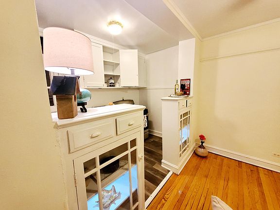 3rd image of 4820 N Hermitage Ave