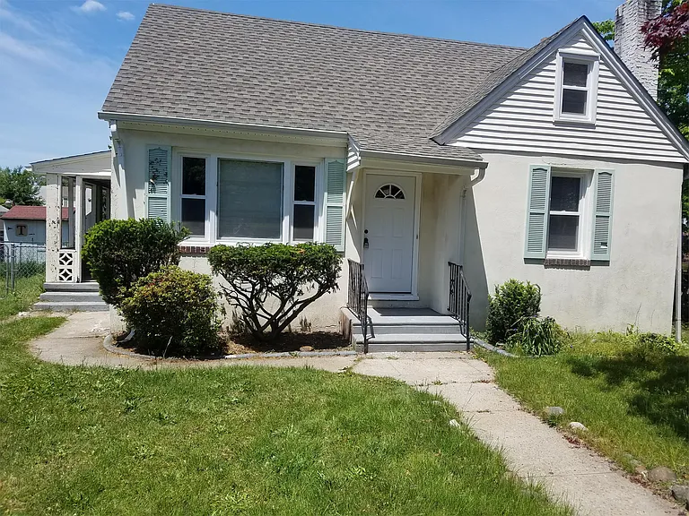 215 W 3rd St — Photo 1