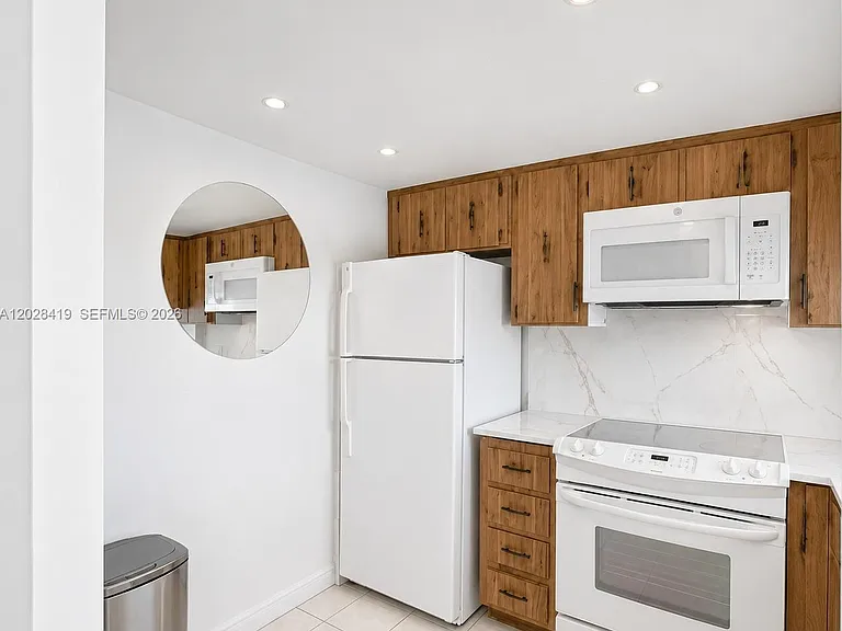 16465 NE 22nd Ave #206 — Photo 3