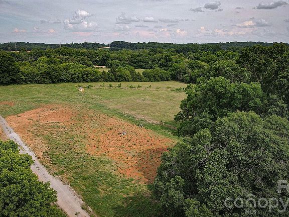 3rd image of 931 Mount Vernon Rd