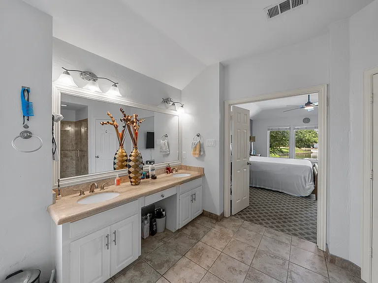 351 Cove Dr — Photo 2