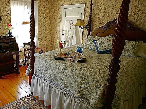 Bed room with fireplace 1/7