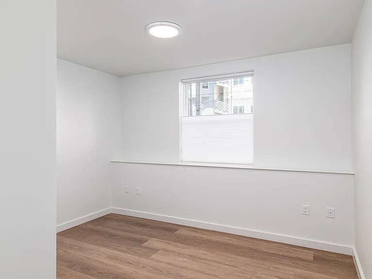 181 Bartlett — Photo 7