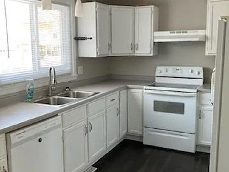 240 2nd Ave — Photo 14
