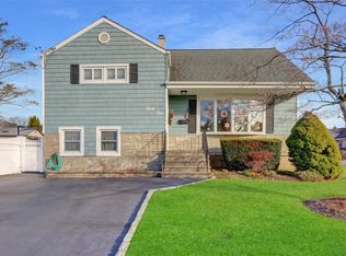34 Noble St, North Babylon, NY 11703