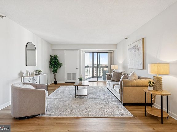 3rd image of 900 Stafford St #915