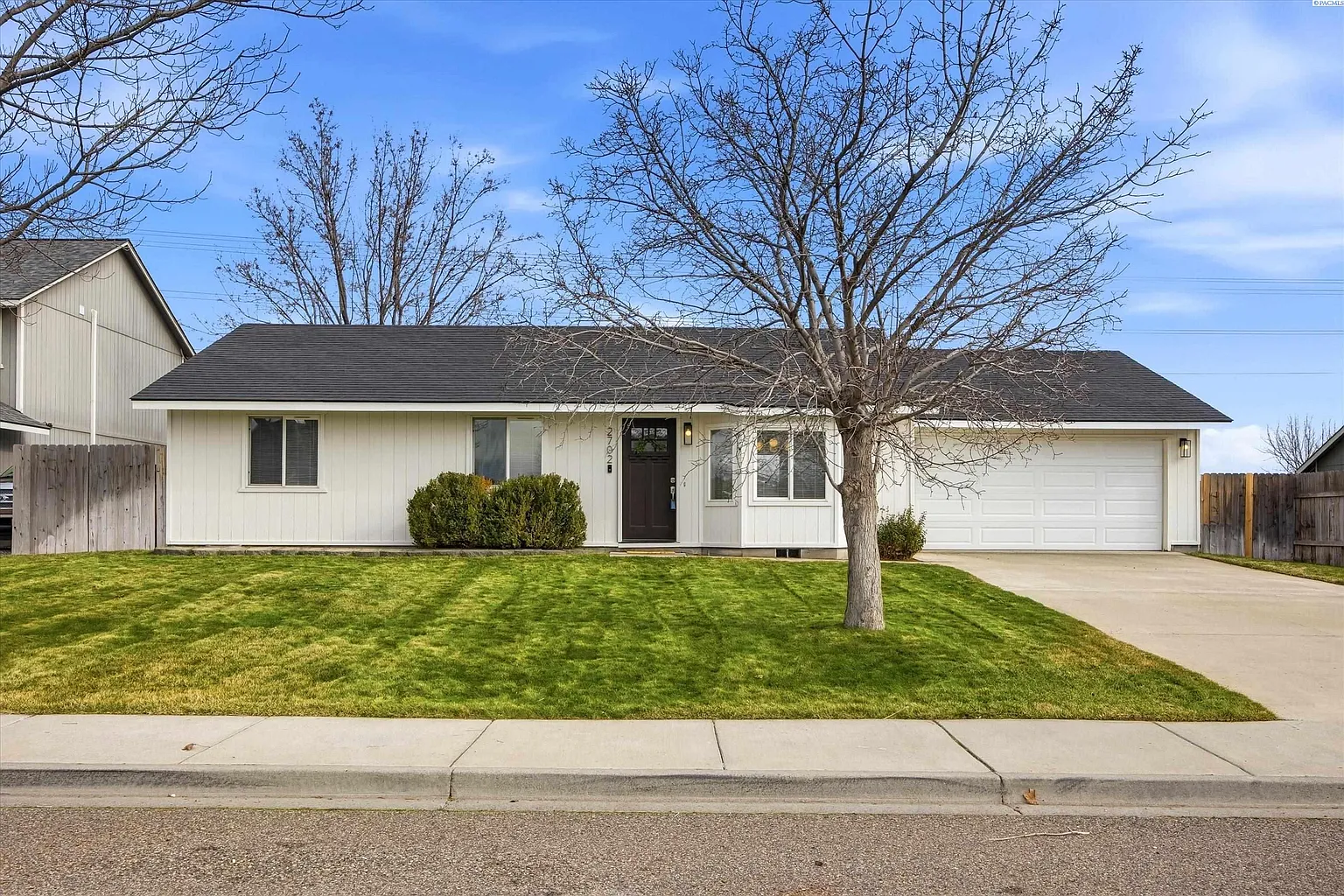 2702 Iris St photo 1