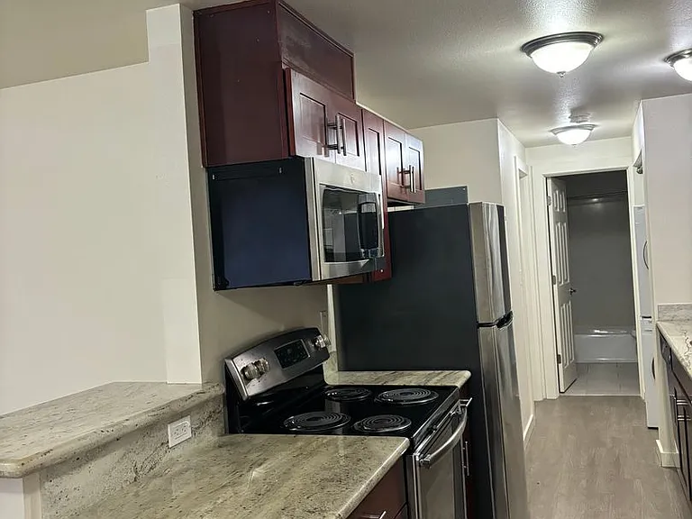 Thorndyke Apartments — Photo 3