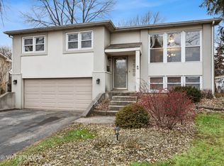 7720 Knotty Pine Ct, Woodridge, IL