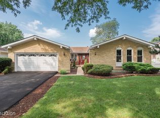 6910 Creekside Rd, Downers Grove, IL 60516