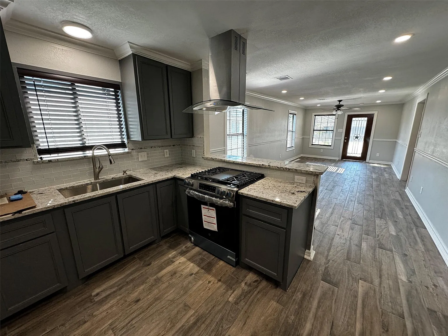 2 bed, 1.0 bath, 1104 sqft, $1,600 — Photo 3