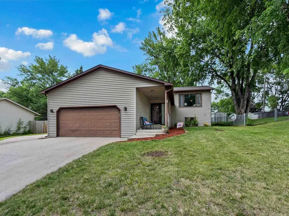 1226 Thresher Dr, Dell Rapids, SD 57022