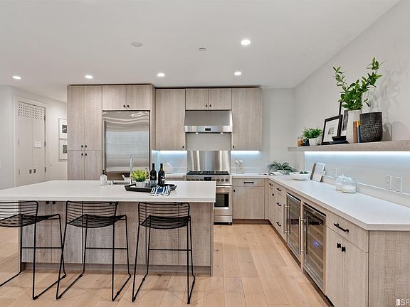 5th image of 2444 Van Ness Ave APT 2