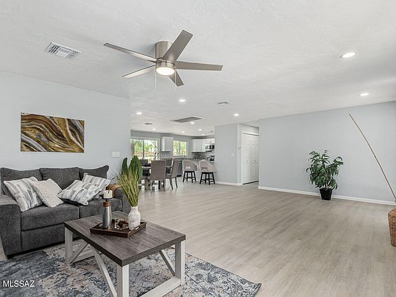 3rd image of 2820 W Maximilian Pl