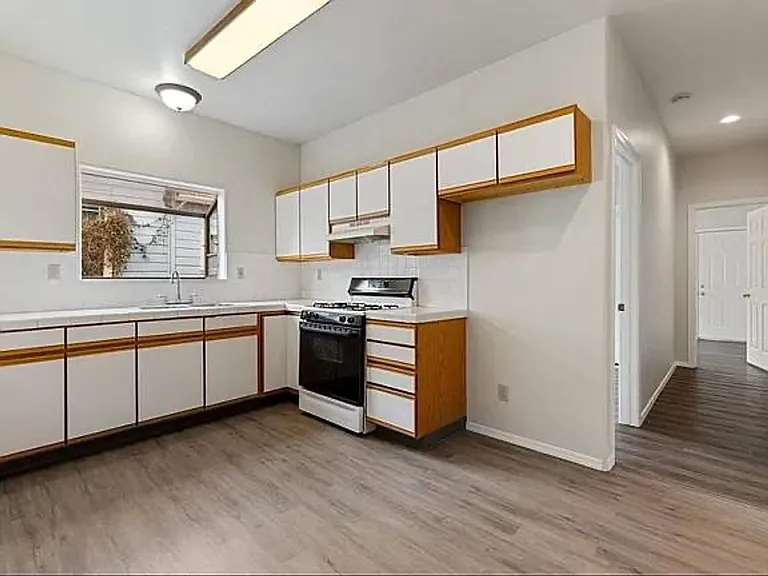 1619 Fairview St — Photo 7