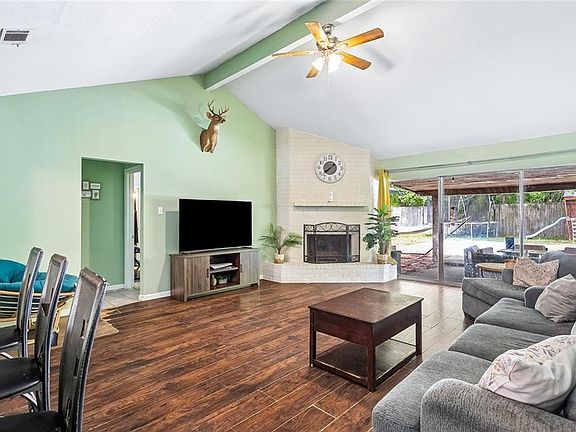 2nd image of 202 N Queens Dr