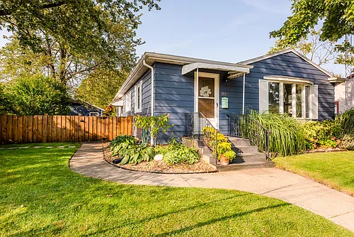 809 Van Brunt Ave Photo 1