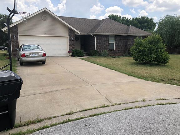 Close view front of house
