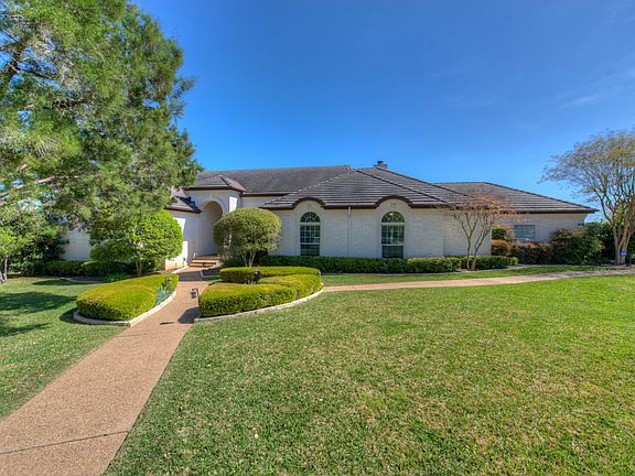 3rd image of 5 Autumn Oaks Pl