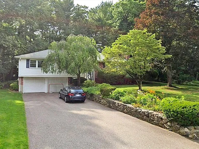 43 Sherburn Cir — Photo 3
