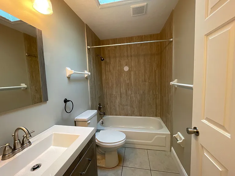 810 Montana Ave — Photo 16