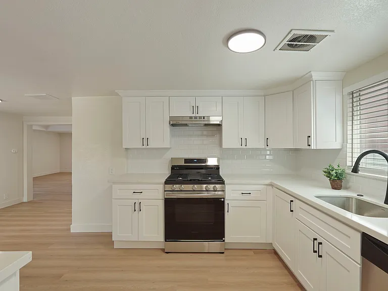 522 S Lincoln Way — Photo 2
