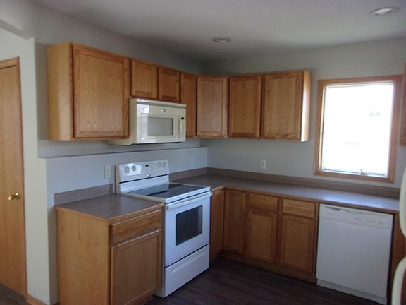 2nd image of 636 Glen St SW