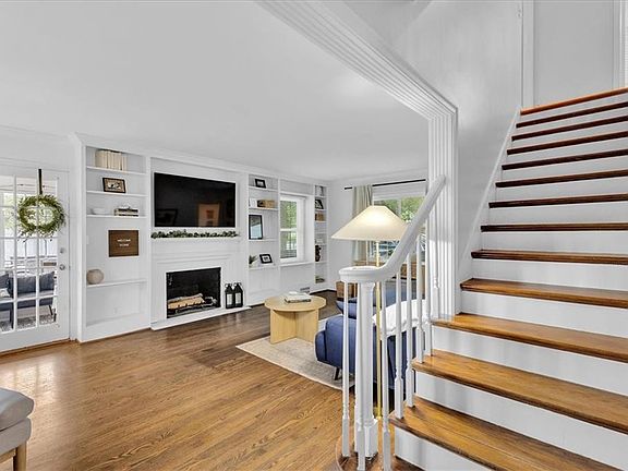 4th image of 1124 W 76th Ter