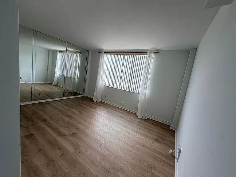 9195 Collins Ave #913 — Photo 7