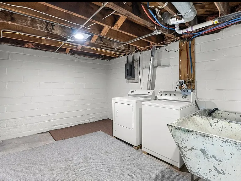 383 Dewey St — Photo 9
