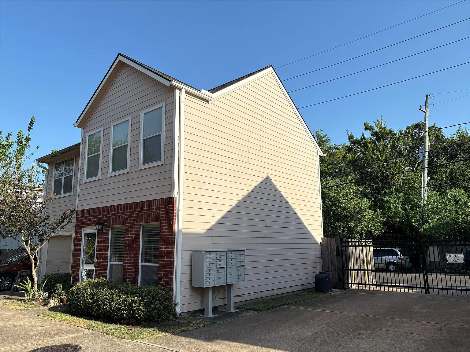 3 bed, 2.5 bath, 1439 sqft, $2,700 — Photo 2