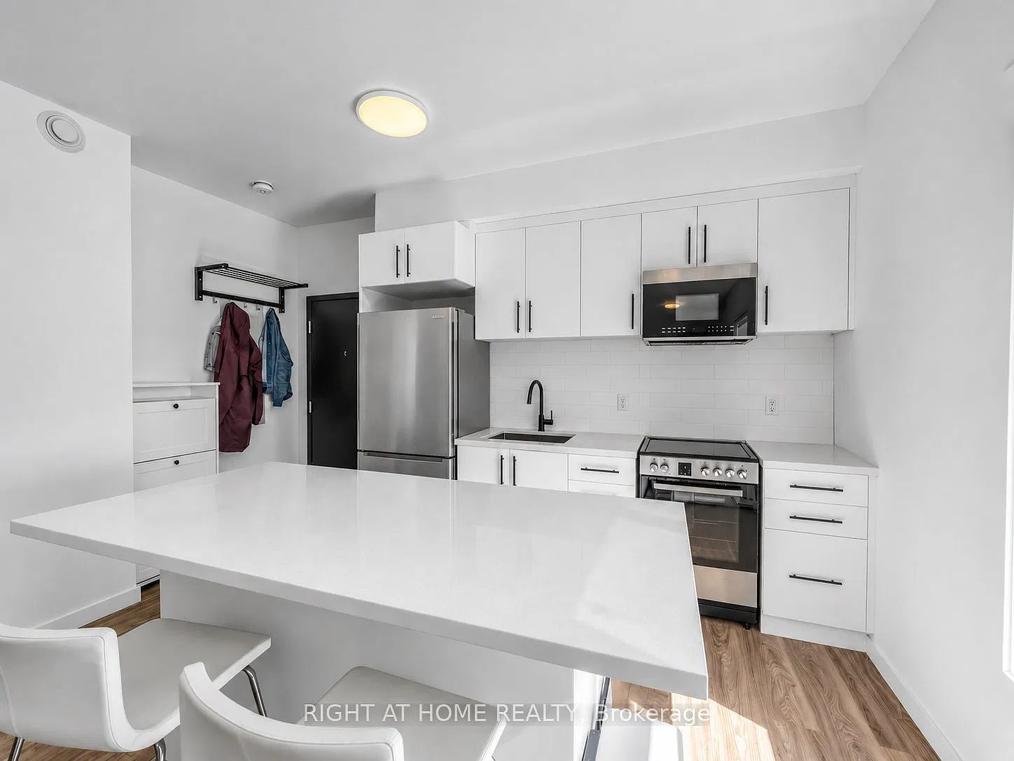 2 bed, $3,200 — Photo 2