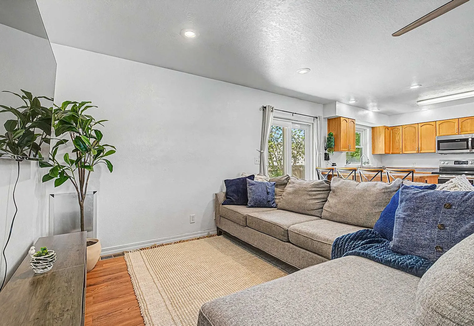 3 bed, 2.0 bath, 559 sqft, $5,546 — Photo 1