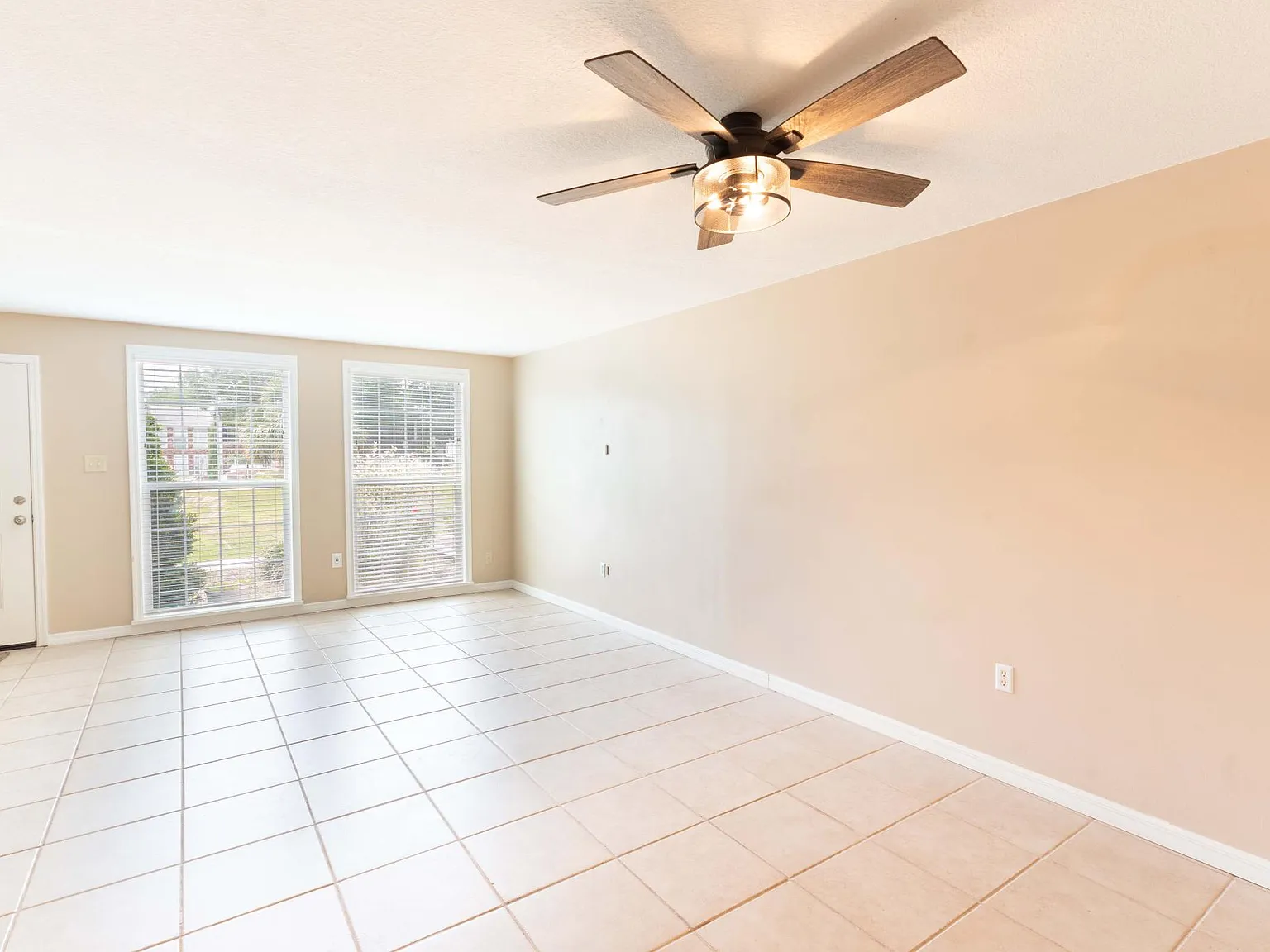 2 bed, 1.5 bath, 1038 sqft, $1,400 — Photo 3