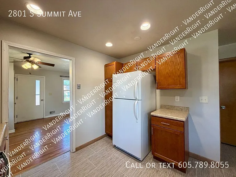 2801 S Summit Ave — Photo 3