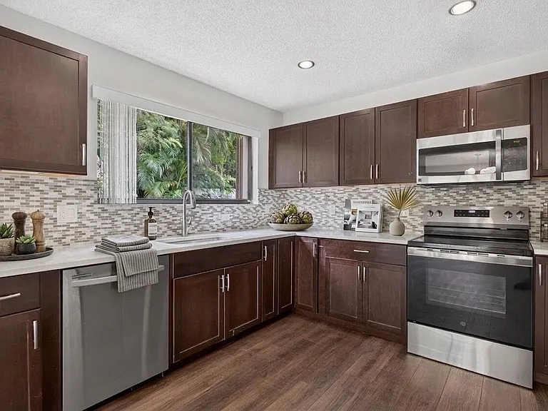 587 NW 38th Ave — Photo 3