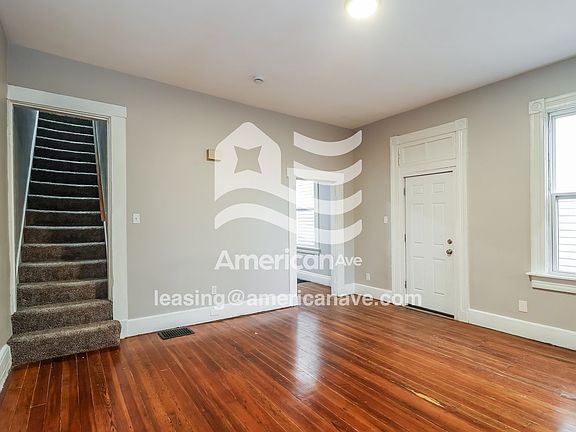 675061_004_wm_-_living_room_13351278.jpg