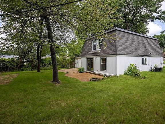 4th image of 3133 Estes St