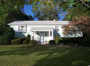 9 Wicket St, Coram, NY 11727