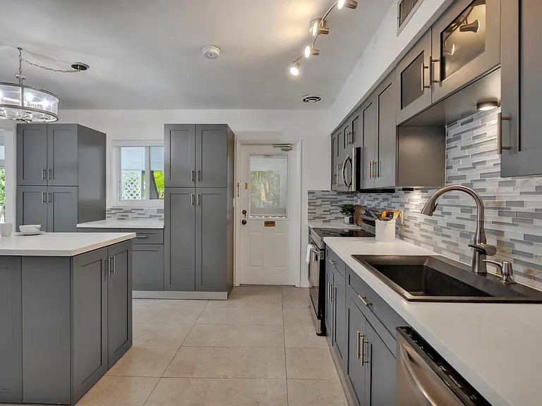 1031 NE Little River Dr — Photo 8