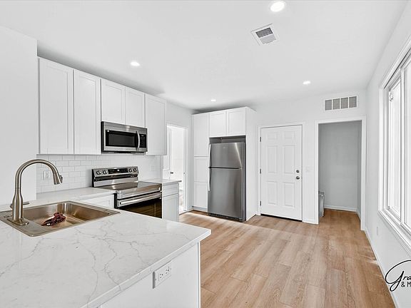 3rd image of 3175-3177 Jacob St #3175